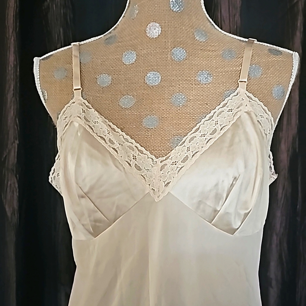 Vintage Vanity Fair elegant slip, size 38S